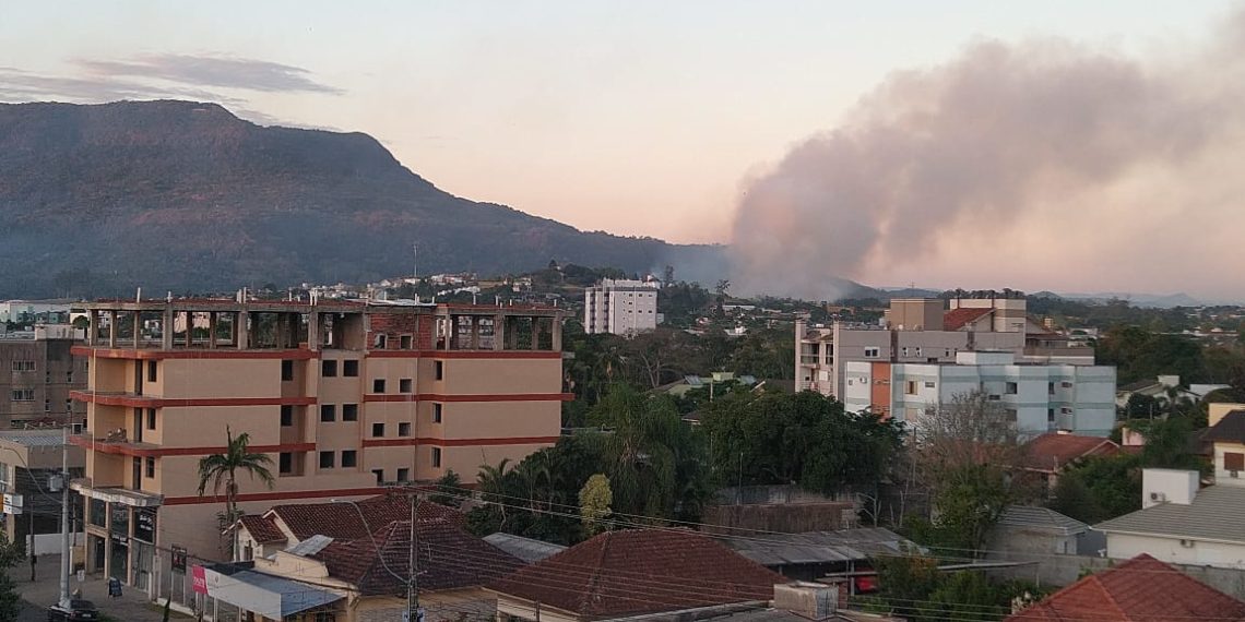 Incêndio em vegetação é registrado agora próximo do Residencial Ferrabraz, em Sapiranga