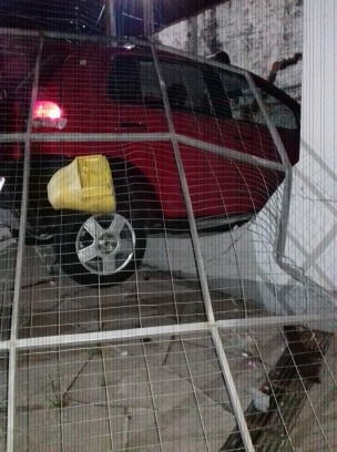Carro perde o controle e invade casa em Sapiranga