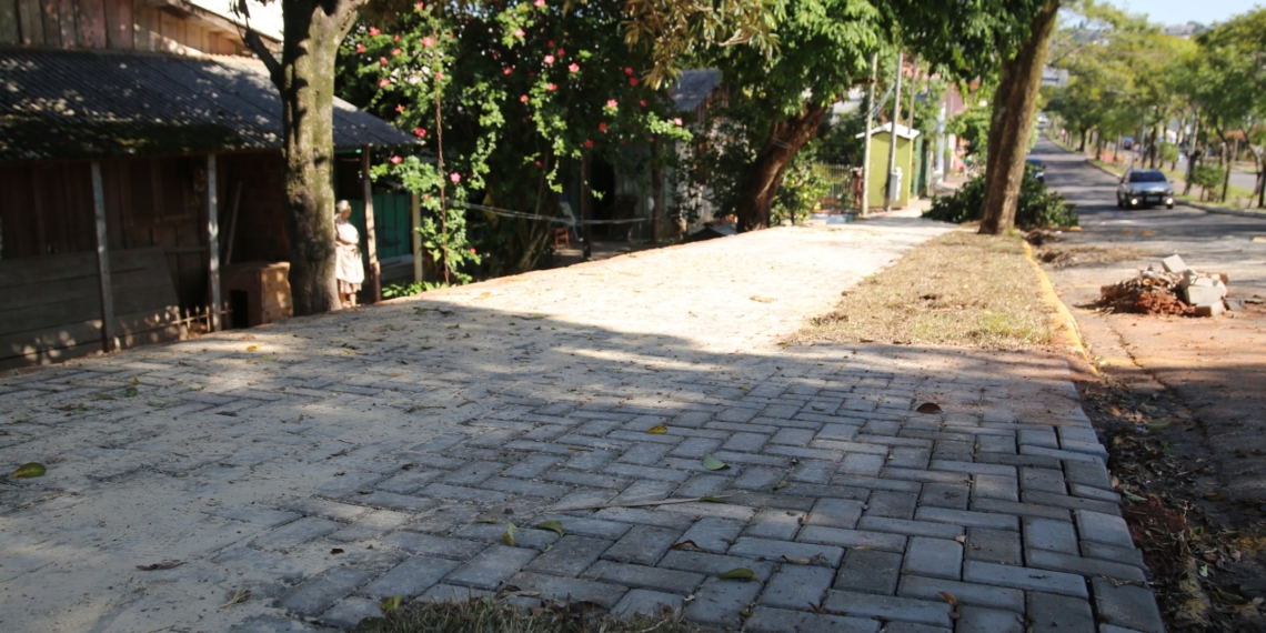 Prefeitura de Campo Bom realiza obra em calçada no bairro Celeste