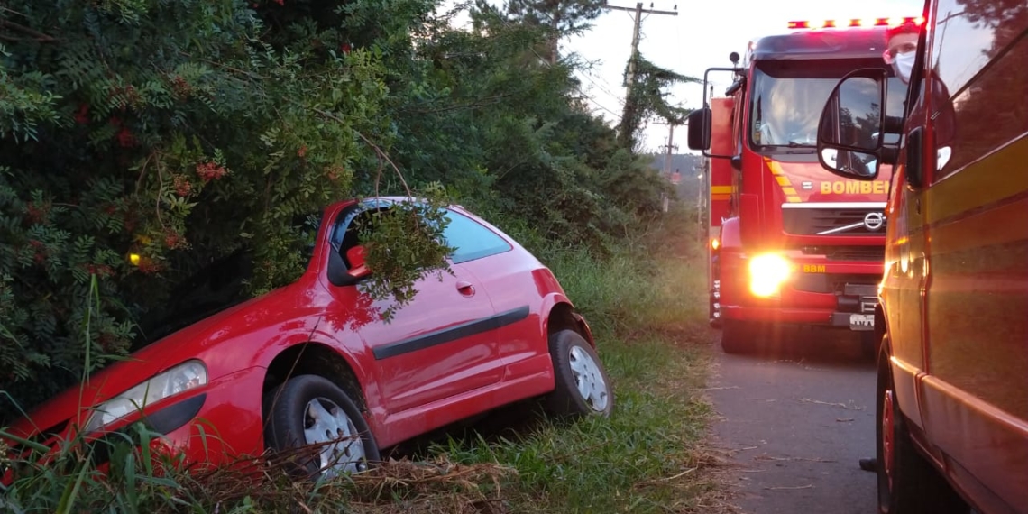 Carro para em vegetação após saída de pista em Sapiranga