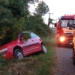 Carro para em vegetação após saída de pista em Sapiranga