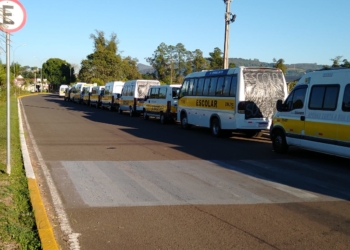 Profissionais do transporte escolar, de Sapiranga, reivindicam apoio financeiro da Prefeitura