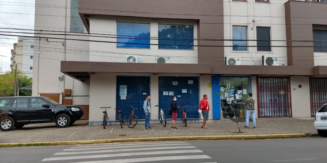 Número de requerimentos de seguro desemprego cai em 34,32% em abril