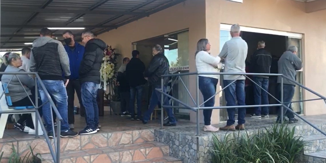 Jovem assassinada é sepultada sob comoção em Araricá
