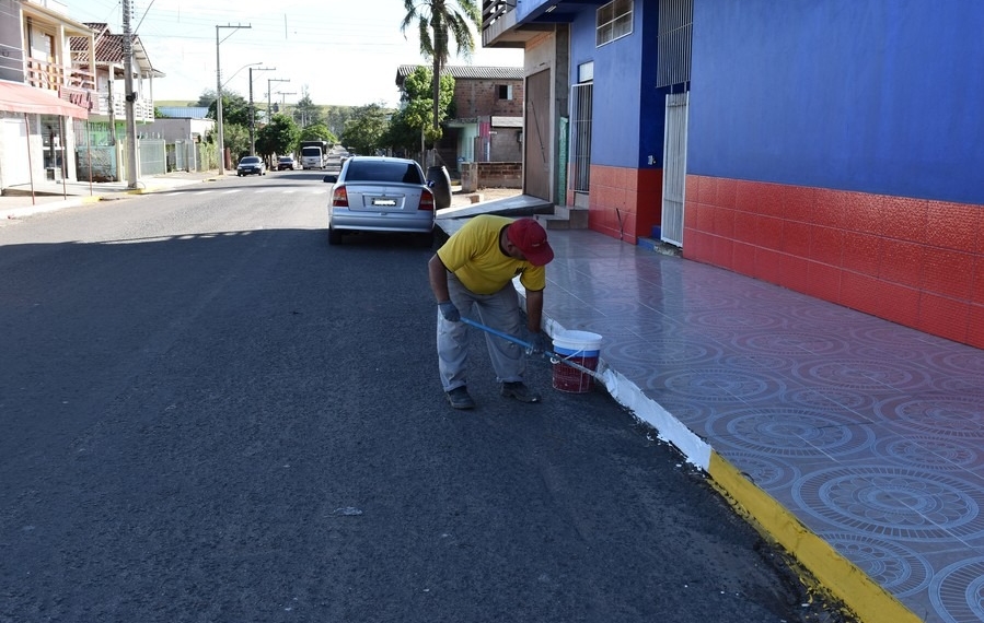 Secretaria de Obras realiza limpeza e pintura de meios-fios nas ruas do bairro São Luiz, em Sapiranga