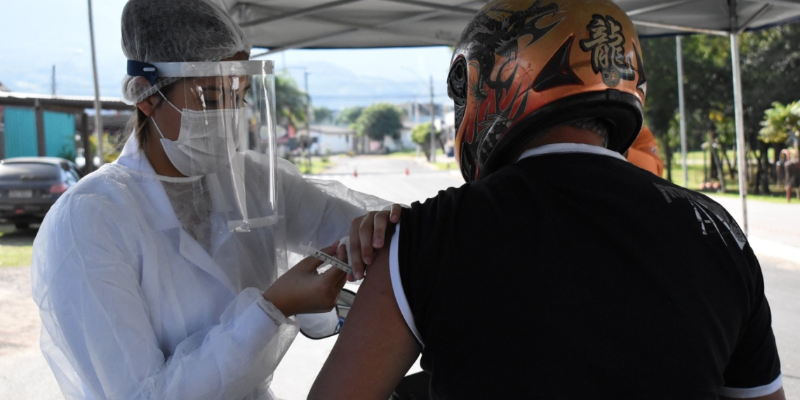 Drive-thru imuniza mais de 150 pessoas em Nova Hartz