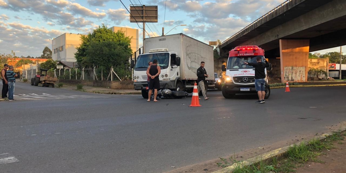 Acidente de trânsito no viaduto do bairro São Luiz deixa motociclista e passageiro feridos