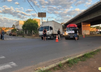 Acidente de trânsito no viaduto do bairro São Luiz deixa motociclista e passageiro feridos