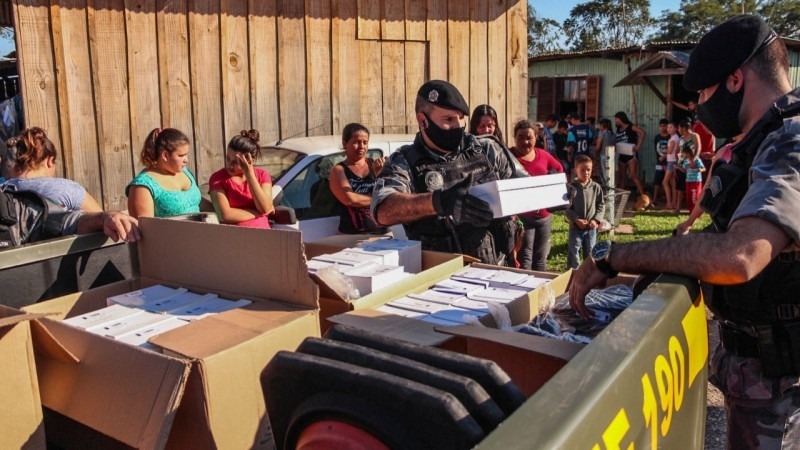 32º BPM entrega calçados nos bairros Voo Livre e Floresta, em Sapiranga