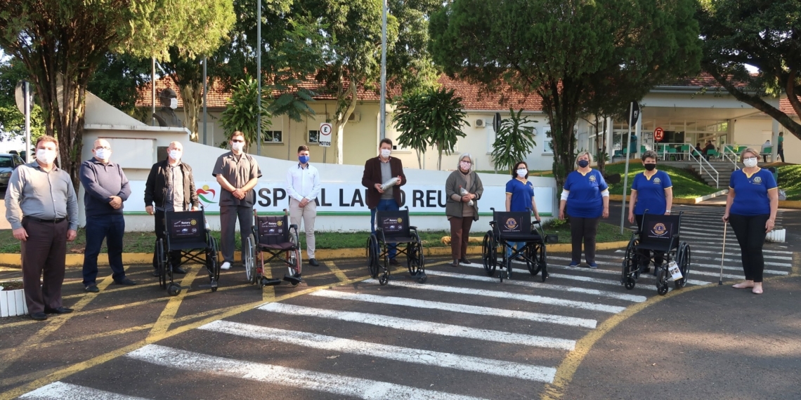 Rotary e Lions doam cadeiras de rodas ao Hospital Lauro Reus e à Prefeitura de Campo Bom