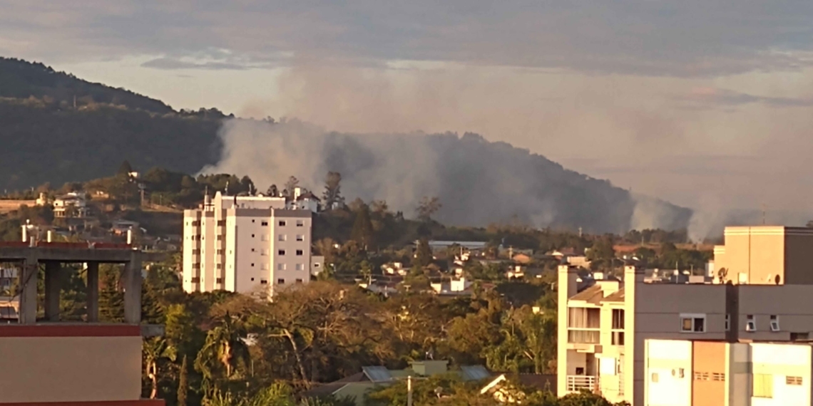 Bombeiros de Sapiranga atuam em incêndio florestal no bairro Amaral Ribeiro