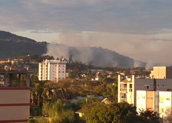 Bombeiros de Sapiranga atuam em incêndio florestal no bairro Amaral Ribeiro