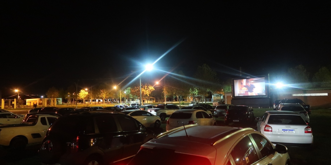 Cerca de 270 pessoas comparecem ao Cine Drive-in em Campo Bom