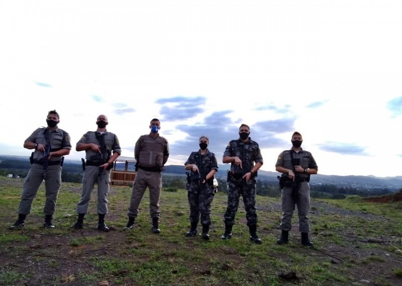 Policiais do 32º BPM passam por instrução para o uso de fuzil