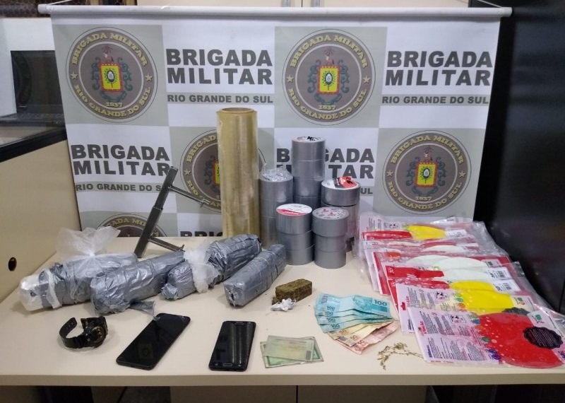 Dois adultos são presos e um menor apreendido por tráfico de drogas em Sapiranga
