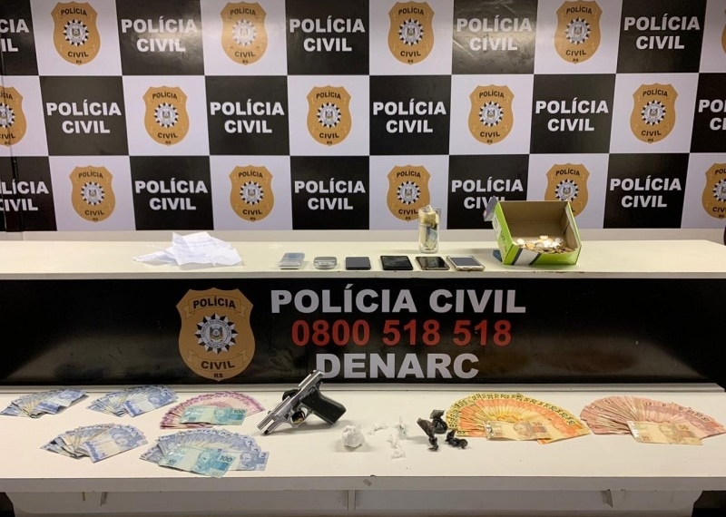 Denarc promove ação, em Campo Bom, prende casal e localiza pistola e drogas