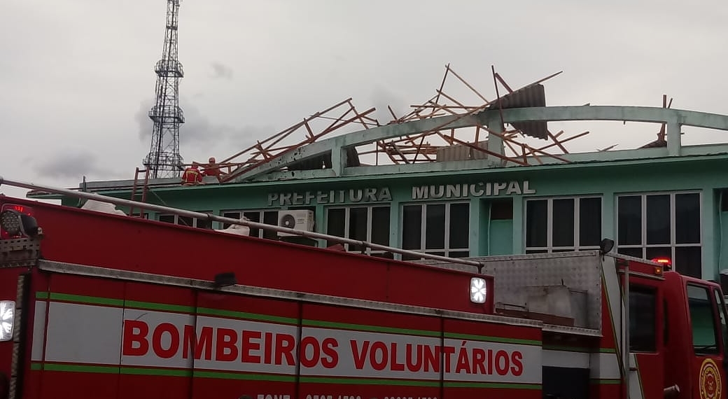 Confira fotos: Prefeitura de Nova Hartz ficou destelhada e Bombeiros Voluntários reduziram riscos