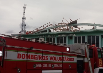 Confira fotos: Prefeitura de Nova Hartz ficou destelhada e Bombeiros Voluntários reduziram riscos