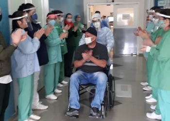 Paciente curado de coronavírus deixa o Hospital Sapiranga sob aplausos da equipe