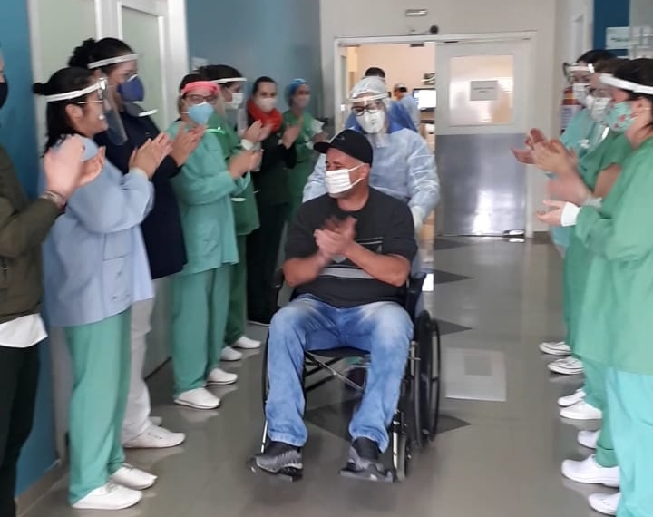 Paciente curado de coronavírus deixa o Hospital Sapiranga sob aplausos da equipe