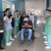 Paciente curado de coronavírus deixa o Hospital Sapiranga sob aplausos da equipe