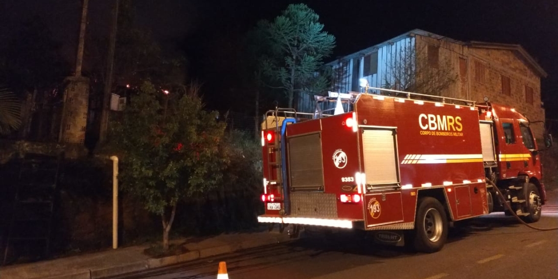 Incêndio atinge residência no loteamento Colina Verde, em Sapiranga
