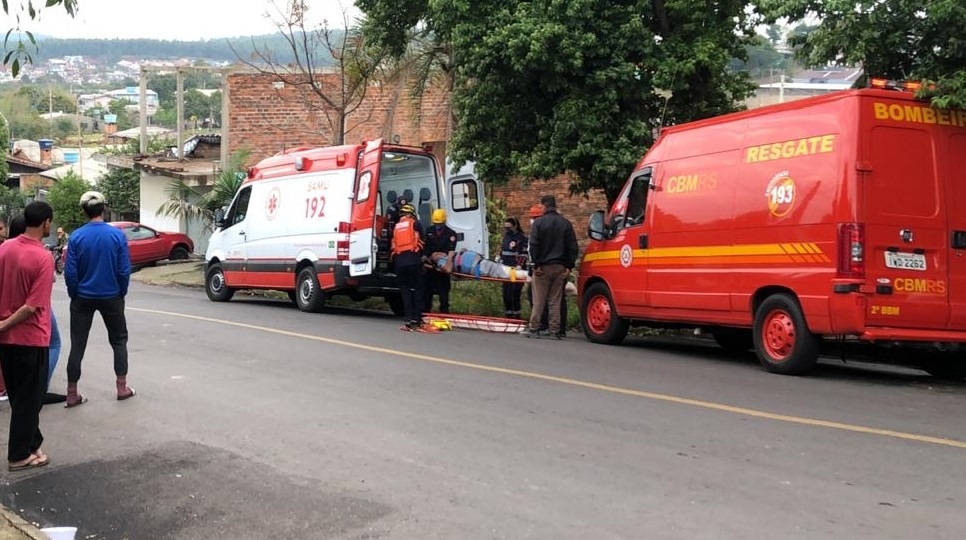 Homem cai do telhado e sofre fratura, em Sapiranga