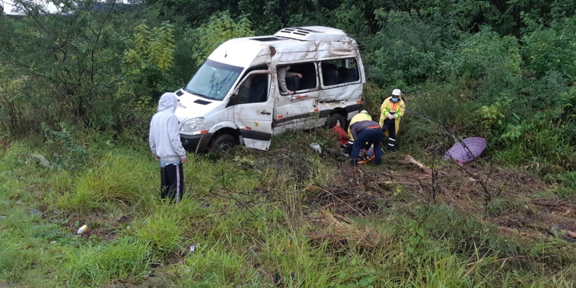 Van com pacientes de Igrejinha sofre acidente em Campo Bom