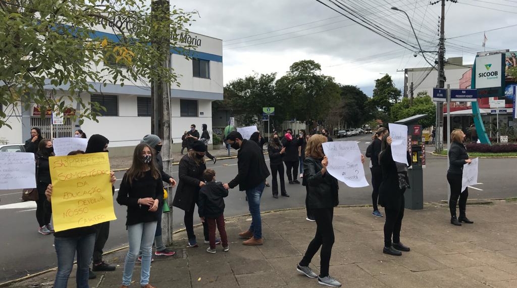 Grupo de servidores municipais reivindica pagamento do vale-alimentação em Sapiranga