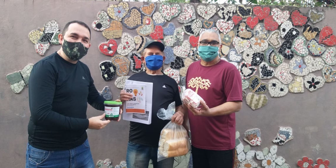 Secretaria de Educação de Sapiranga entrega cartilhas e kits a alunos do Projeto Reconstruir e EJA