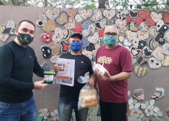 Secretaria de Educação de Sapiranga entrega cartilhas e kits a alunos do Projeto Reconstruir e EJA