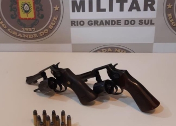 Rapaz é abordado e flagrado com dois revólveres, em Sapiranga