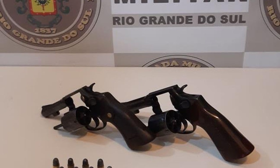 Rapaz é abordado e flagrado com dois revólveres, em Sapiranga