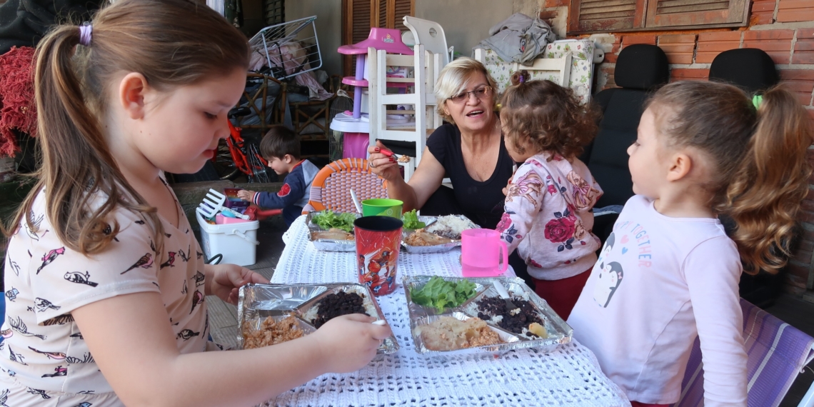 Distribuição de marmitas para alunos da rede municipal de Campo Bom une famílias em tempos de pandemia