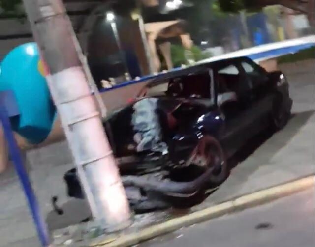 Na madrugada: Motorista perde controle e bate em poste no centro de Sapiranga