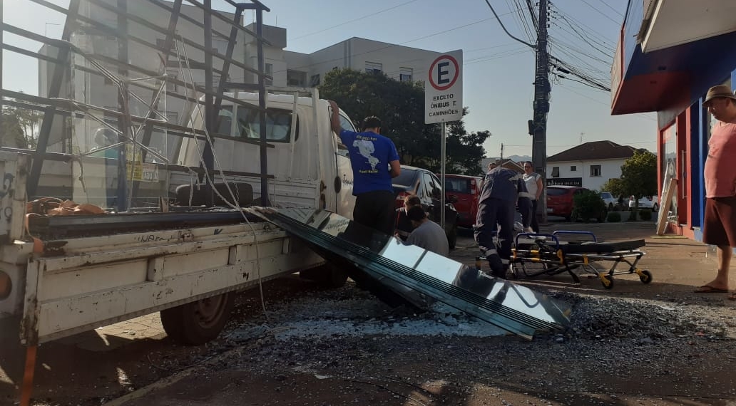 Acidente em entrega de materiais com vidro deixa uma pessoa ferida