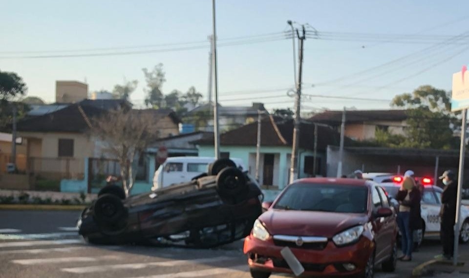 Acidente em cruzamento deixa duas pessoas feridas em Sapiranga