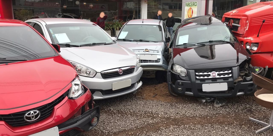 Caminhão com placas de Campo Bom atinge veículos de revenda às margens da ERS-115 em Igrejinha