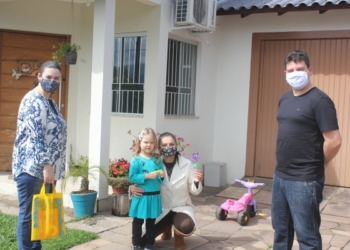Professora orienta pais e leva amor às crianças em Sapiranga