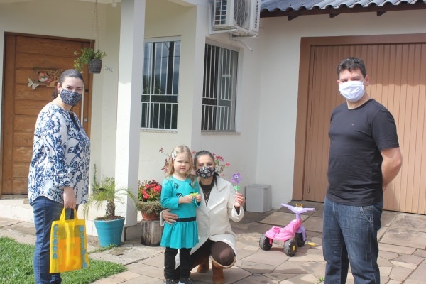 Professora orienta pais e leva amor às crianças em Sapiranga