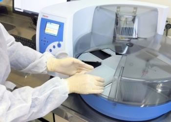 Novo equipamento melhora qualidade e acelera testes de Covid-19 no Laboratório Central do Estado