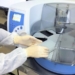 Novo equipamento melhora qualidade e acelera testes de Covid-19 no Laboratório Central do Estado