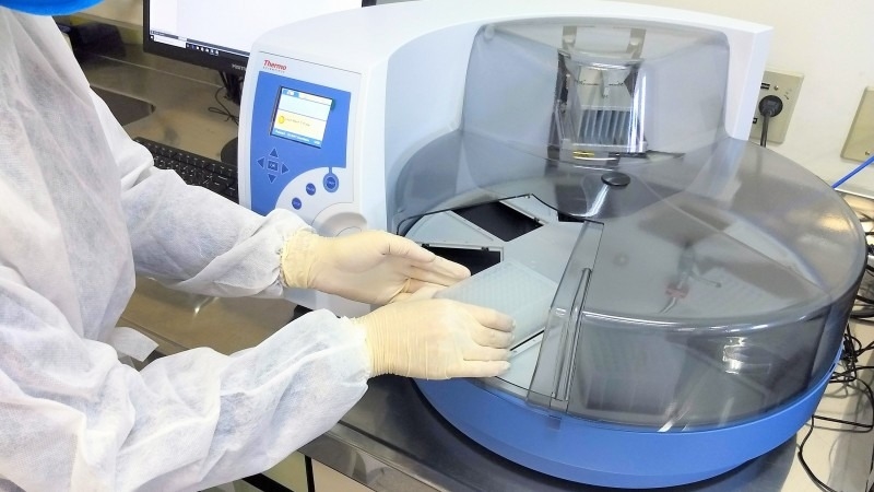 Novo equipamento melhora qualidade e acelera testes de Covid-19 no Laboratório Central do Estado