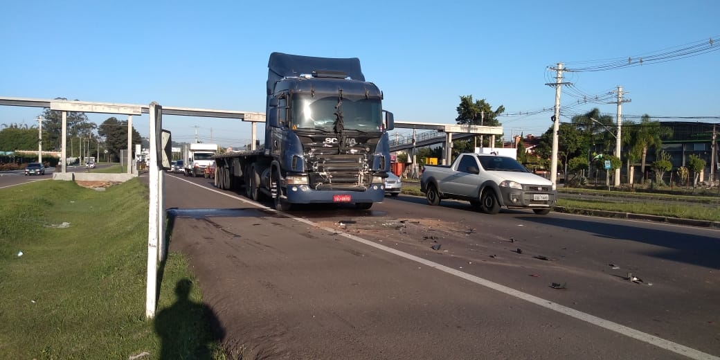 Dois caminhões colidem na RS-239, em Sapiranga