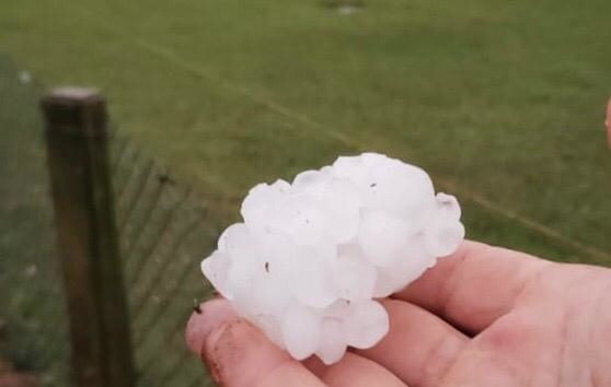 Chuva forte e granizo atingiram início da manhã deste sábado na região