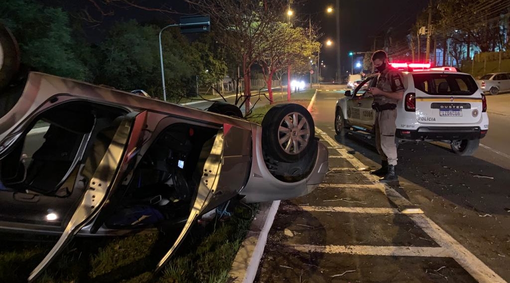 Motorista perde o controle e capota veículo em Campo Bom