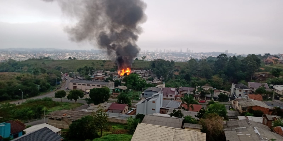 Incêndio atinge bairro Dona Augusta em Campo Bom