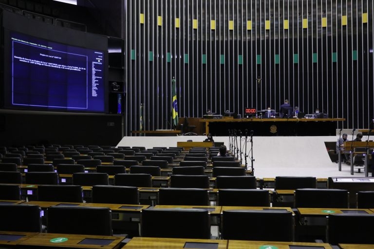 Câmara aprova alterações no Código de Trânsito; carteira de motorista terá validade maior