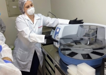 Laboratório Central do Estado (Lacen/RS) recebe novo equipamento para testagem de Covid-19