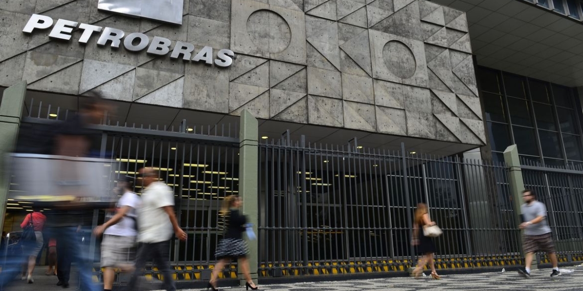 Gasolina sobe 4% nas refinarias, anuncia Petrobras